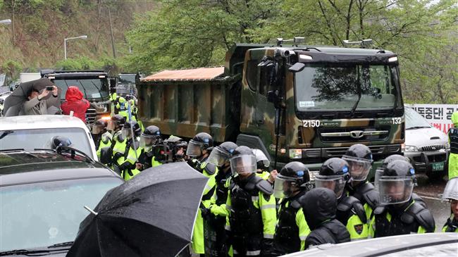 South Korean villagers block supplies to THAAD base 