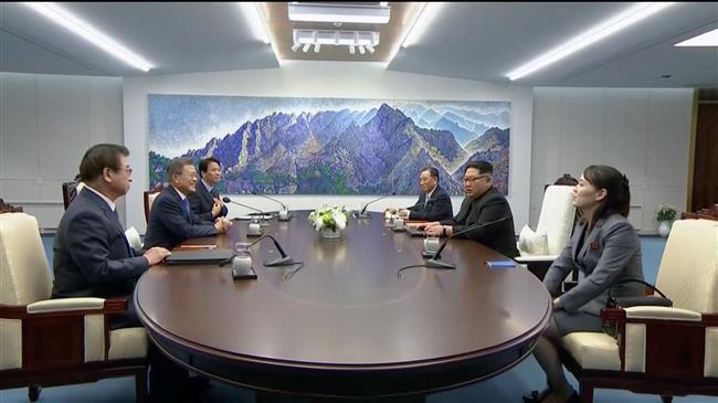 Leaders of Koreas meet at historic summit 