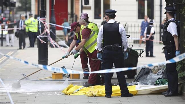 Street violence kills 1, injures 4 officers in UK