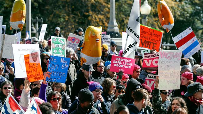 Thousands protest Trump in Chicago
