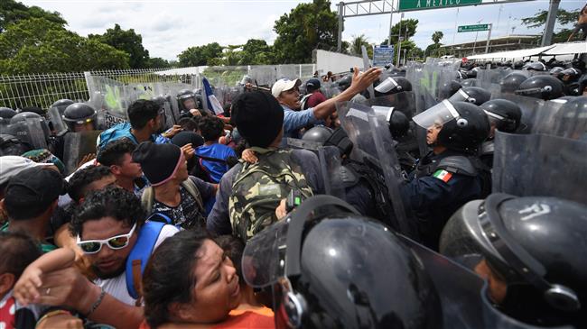 Honduran migrants storm Guatemala border into Mexico