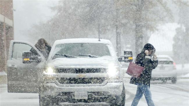 US winter storm leaves thousands without power 
