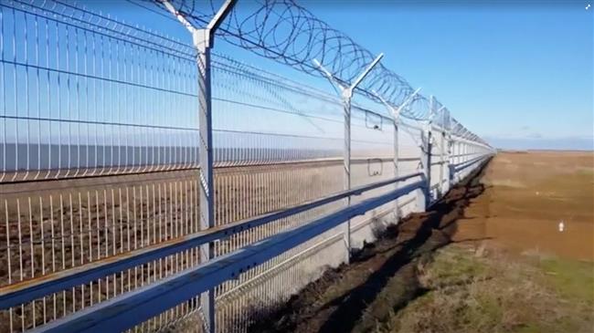 Russia builds fence between Crimea and Ukraine 