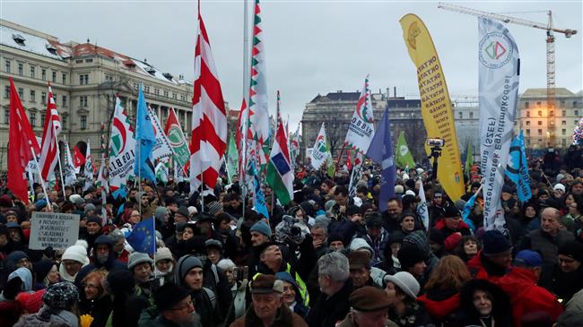 1000s rally against Hungary’s overtime work law