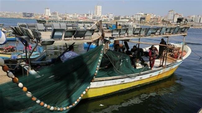Gaza fishermen continue to work under Israeli threats