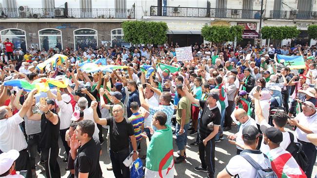 1000s of Algerians return to streets demanding change 