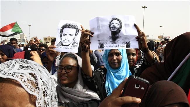 Thousands converge on Sudan square for 'martyrs' rally
