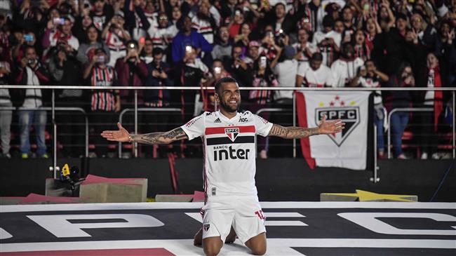 Alves welcomed by Sao Paulo after return to Brazil 