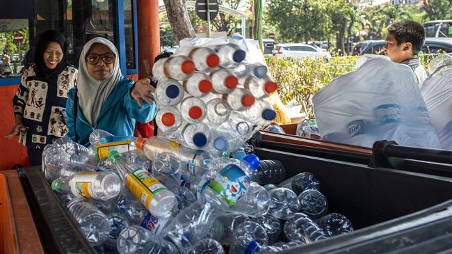 Trash for tickets on Indonesia's 'plastic bus'