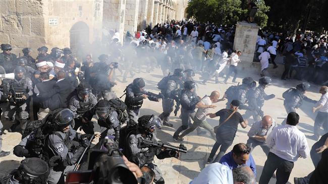 Israeli forces clash with Palestinian worshipers in al-Aqsa