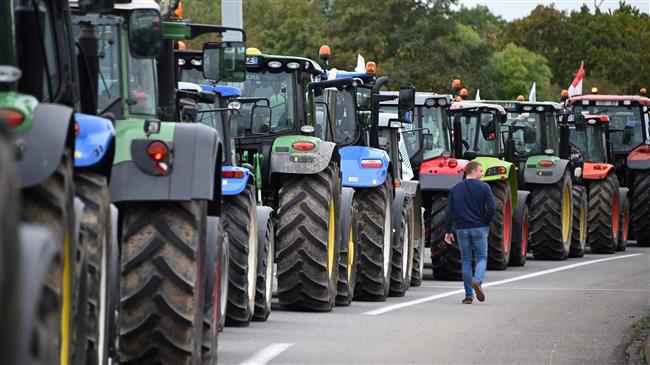 French farmers protest urban snobbery and neglect