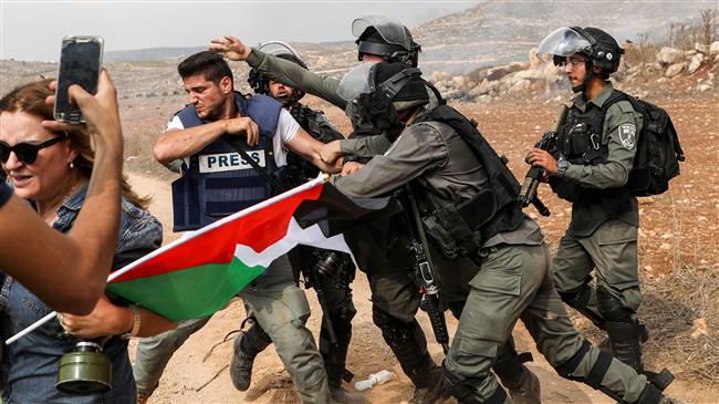 Palestinian protesters clash with Israeli forces in al-Khalil