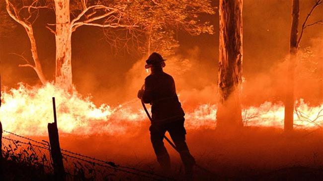 Australia calls up reservists as thousands flee fires