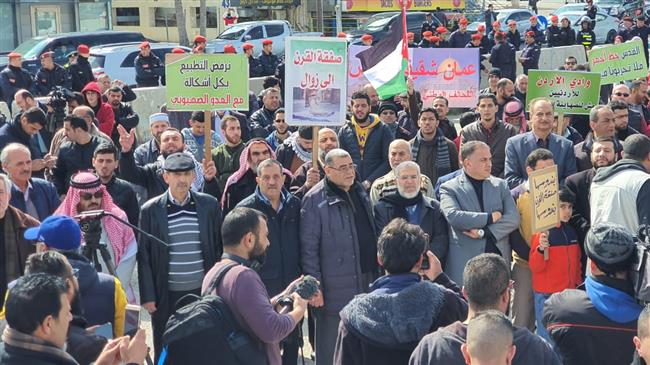 Jordanians protest in front of US embassy against Trump plan