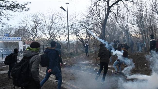 Greek police fire tear gas on migrants at Turkey border