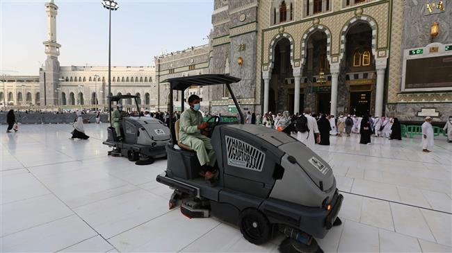 Saudi bans prayers outside main mosques in Mecca, Medina