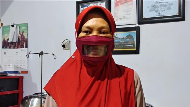 Deaf Indonesians turn to see-through virus masks
