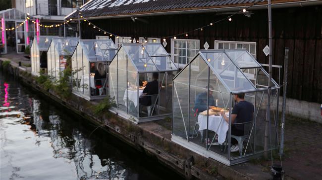 In pandemic air, ‘super-cosy’ Amsterdam eatery trials glass booths for dining