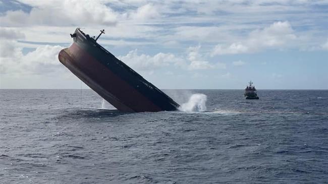 Experts warn remaining oil from sunken tanker may damage Mauritius coast