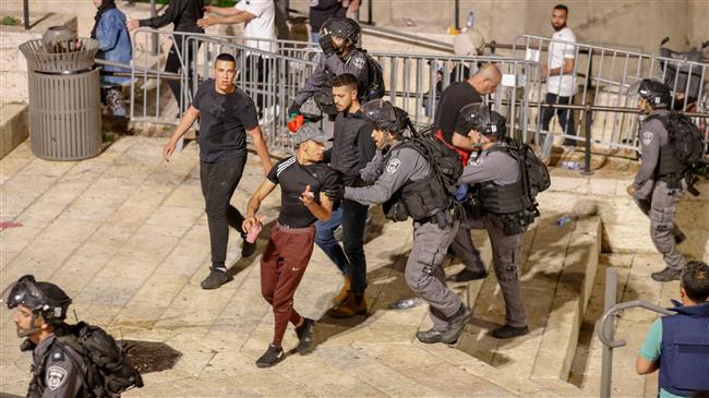 Tensions spike as Israeli forces raid Palestinian worshipers in al-Quds
